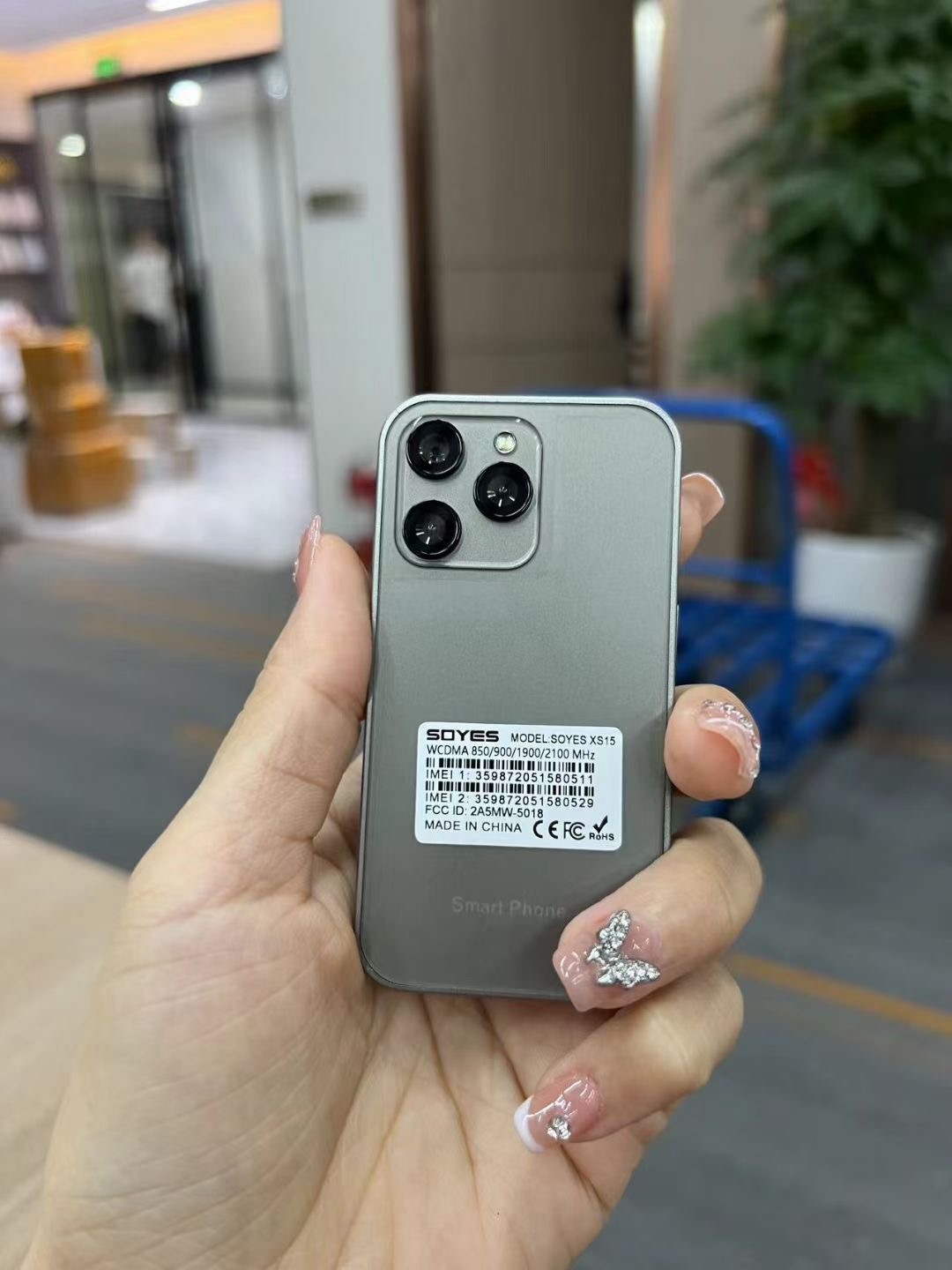 Le mini smartphone, l'appareil qui a du succès en taule !